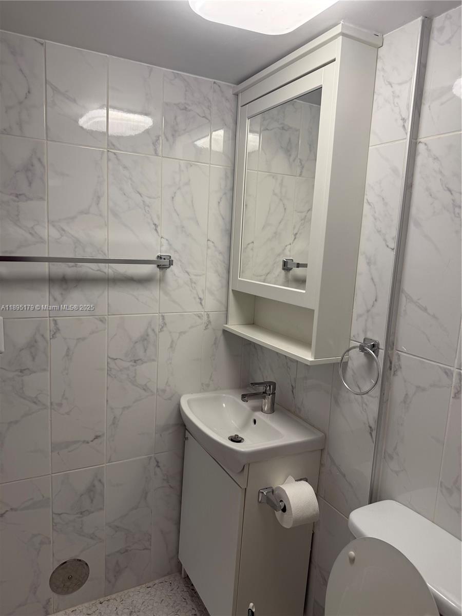 THE COURTS AT KENDALL CON - Residential Lease