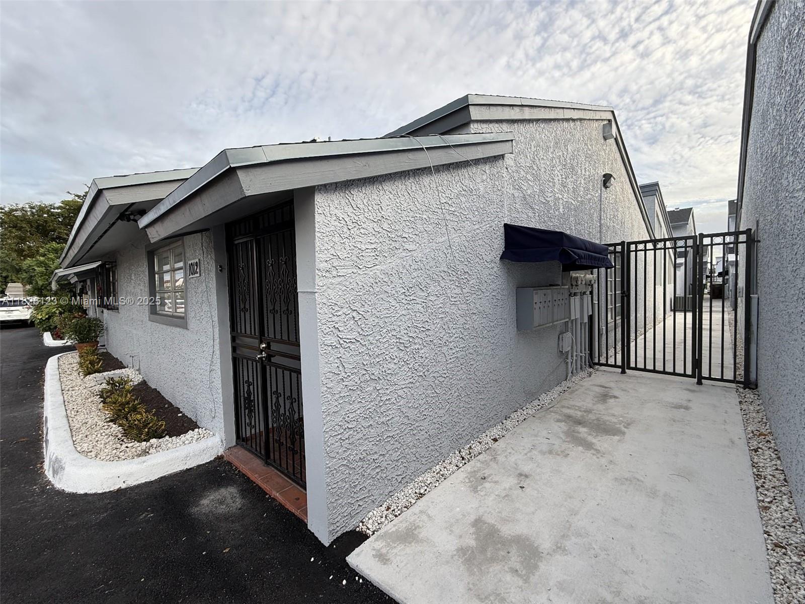 1012 W 79th St 1012
