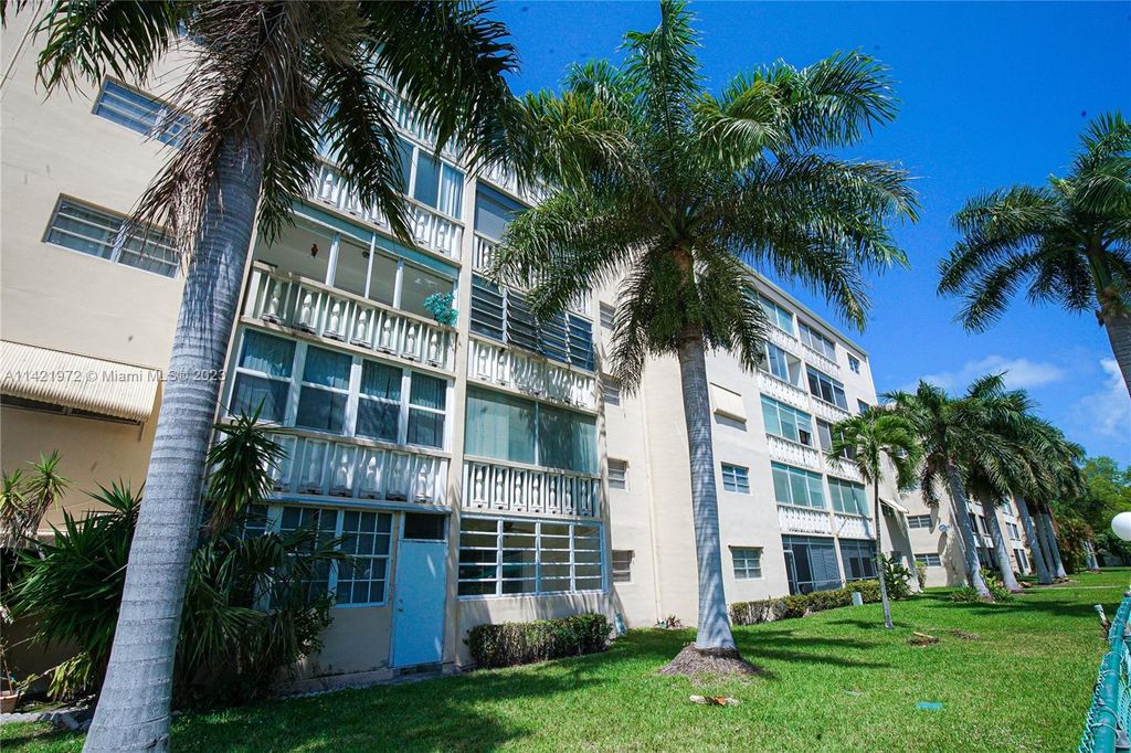 Photo of 232 NE 12th Ave #103, Hallandale Beach, FL 33009 (MLS # A11421972)