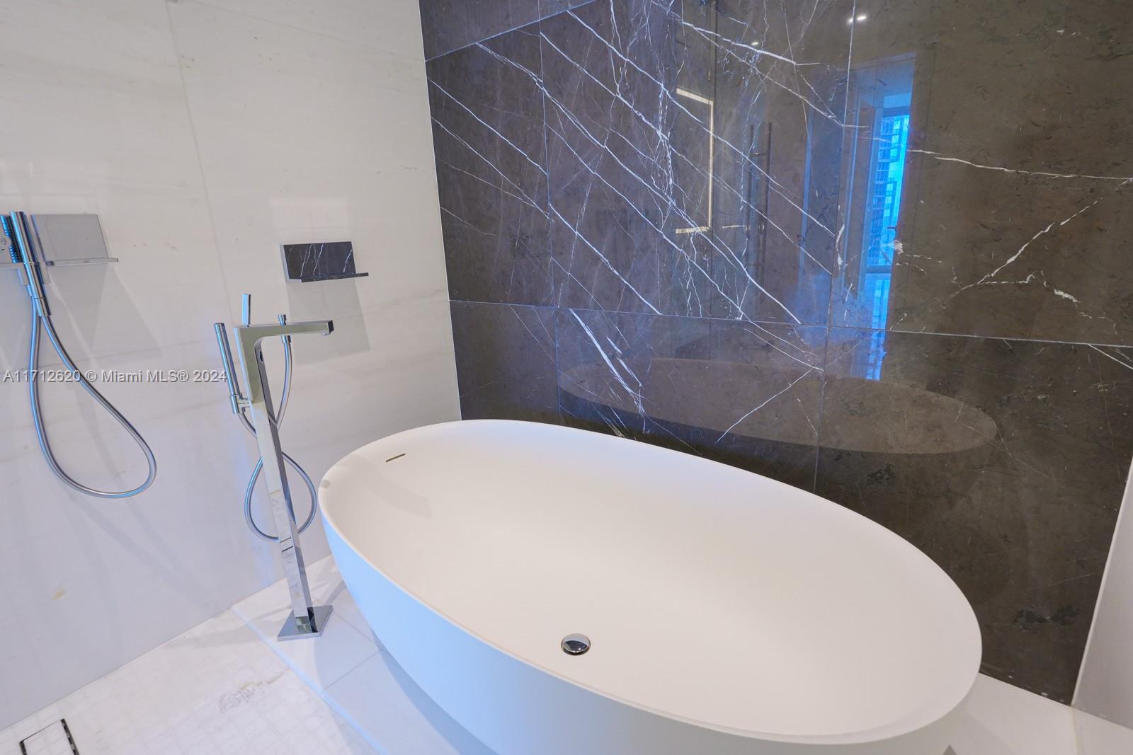 ASTON MARTIN RESIDENCES - Residential