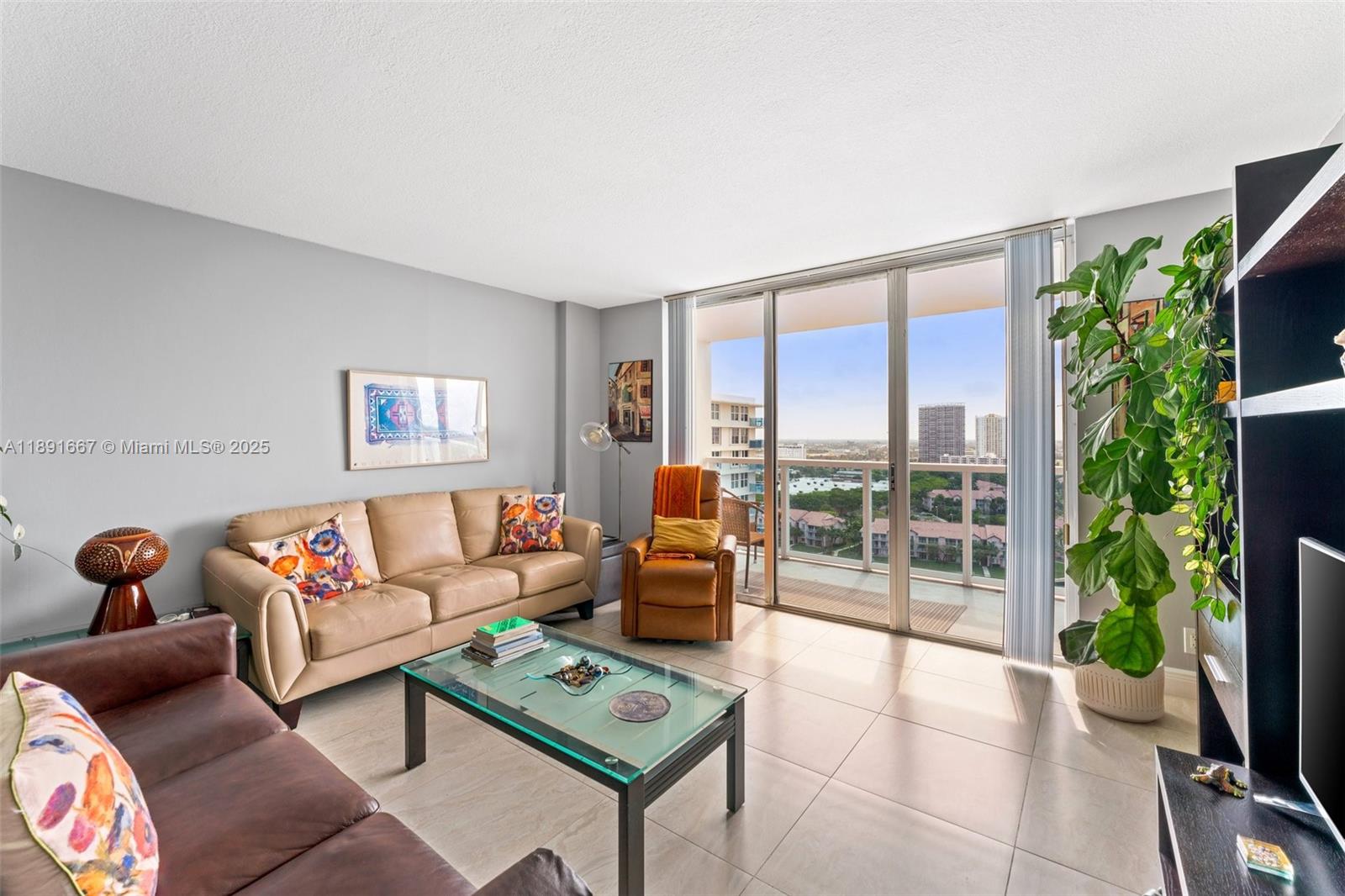 HALLMARK OF HOLLYWOOD CON - Residential