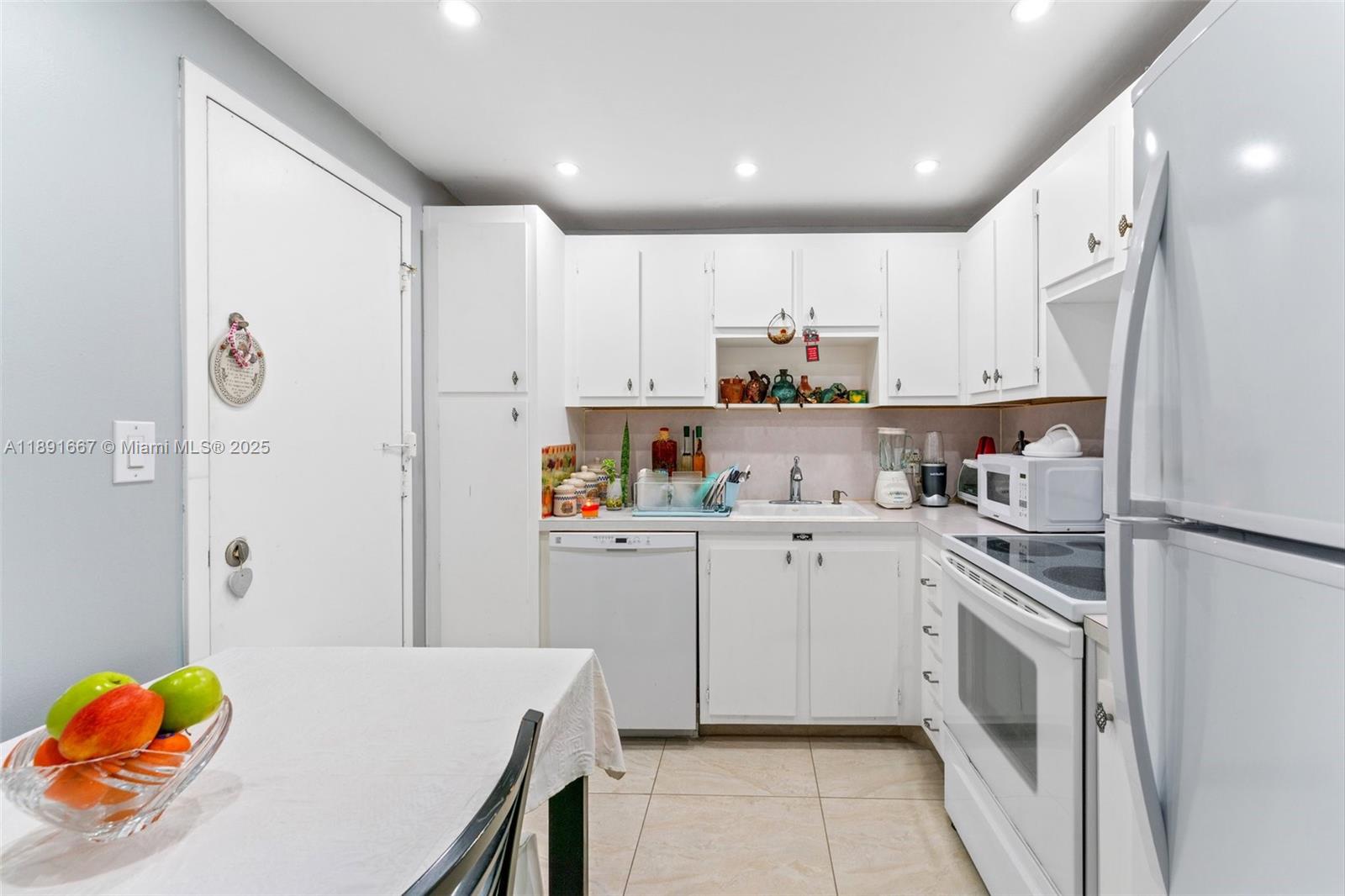 HALLMARK OF HOLLYWOOD CON - Residential
