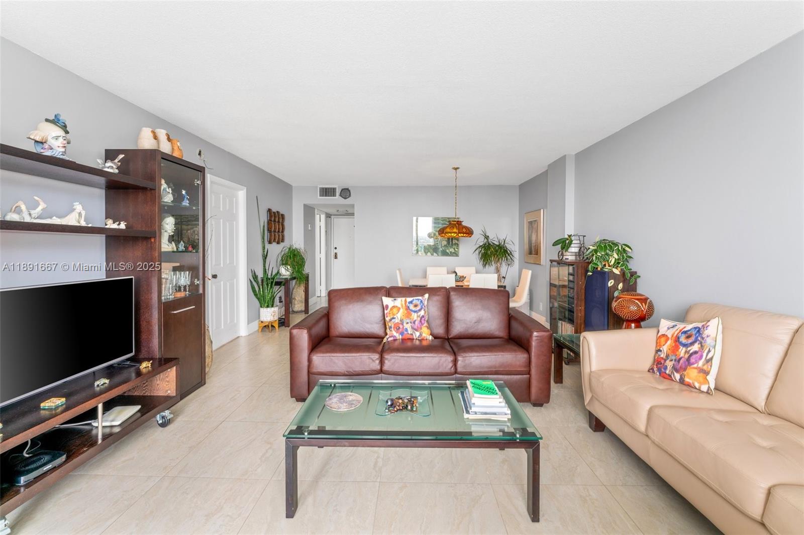 HALLMARK OF HOLLYWOOD CON - Residential