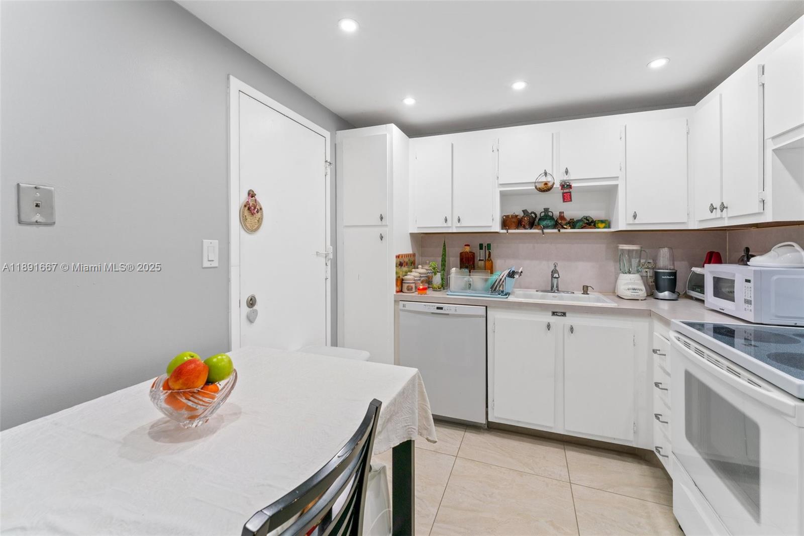 HALLMARK OF HOLLYWOOD CON - Residential
