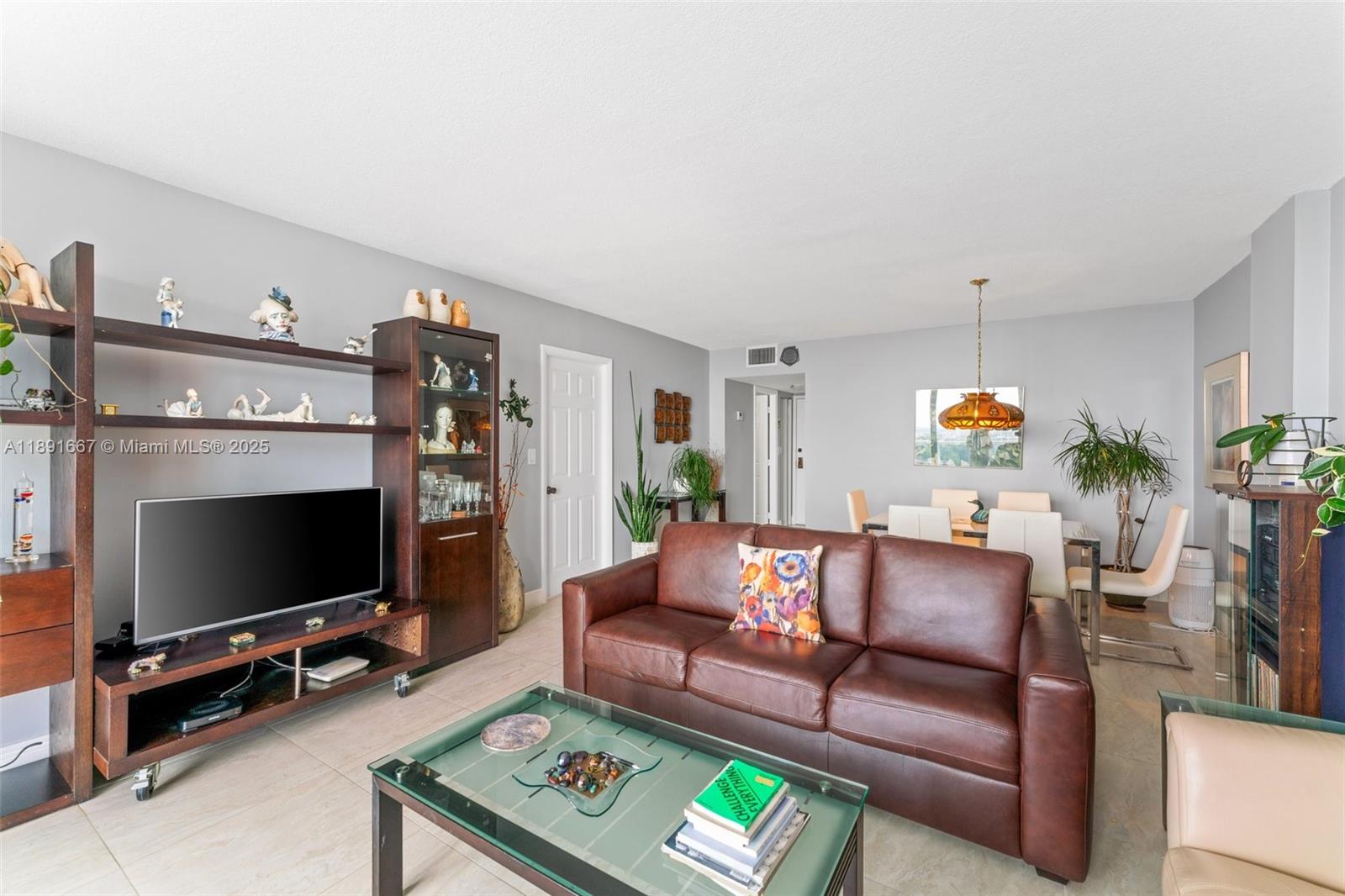 HALLMARK OF HOLLYWOOD CON - Residential
