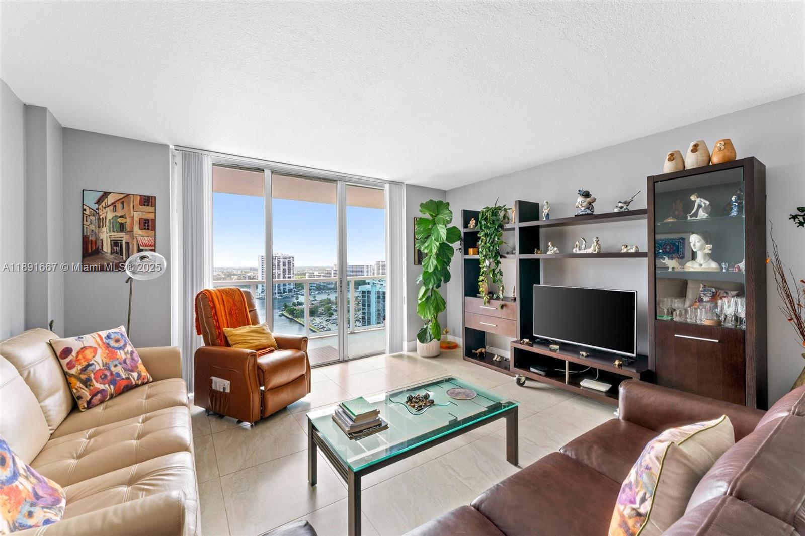 HALLMARK OF HOLLYWOOD CON - Residential