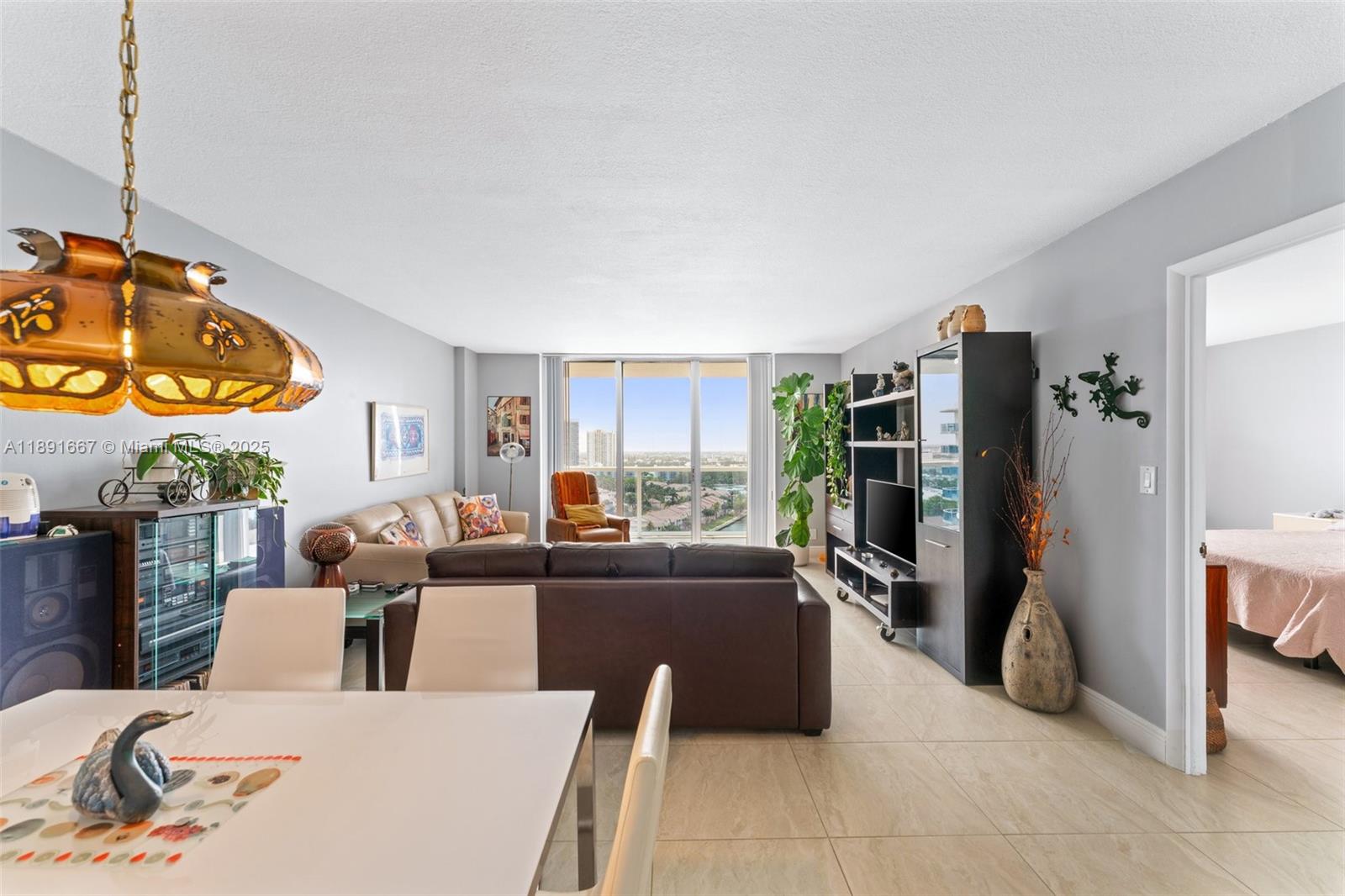 HALLMARK OF HOLLYWOOD CON - Residential
