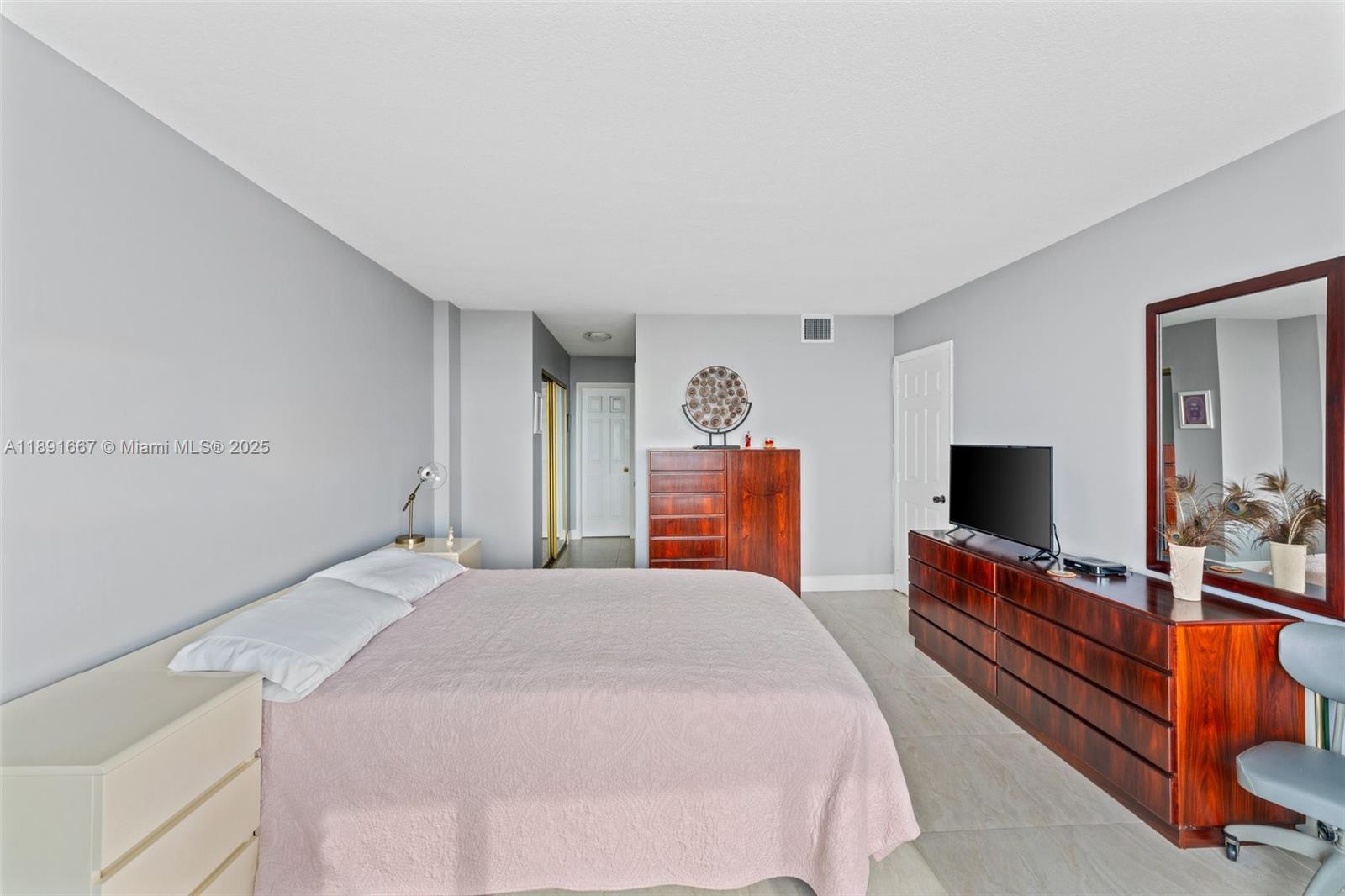 HALLMARK OF HOLLYWOOD CON - Residential