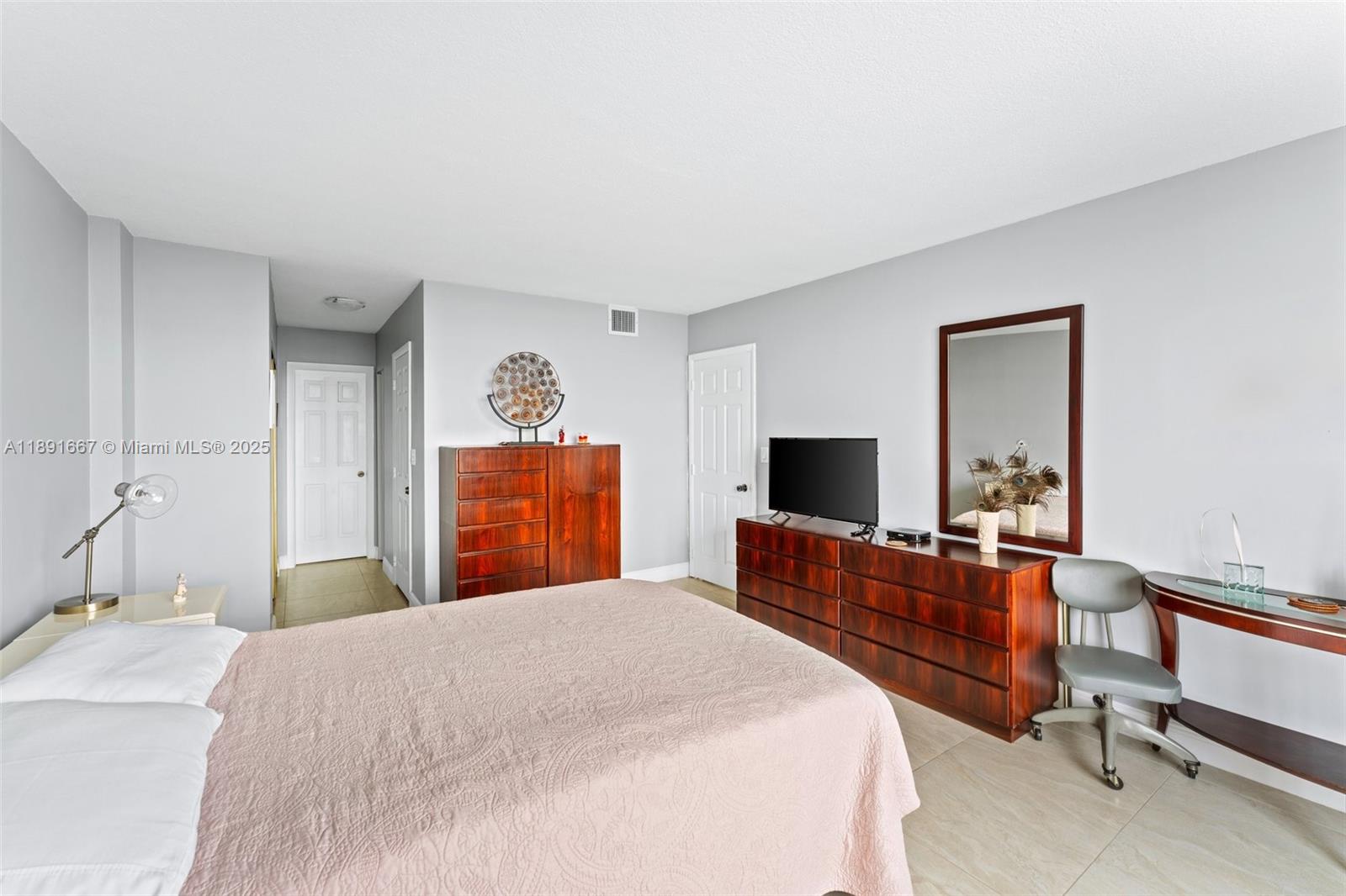 HALLMARK OF HOLLYWOOD CON - Residential