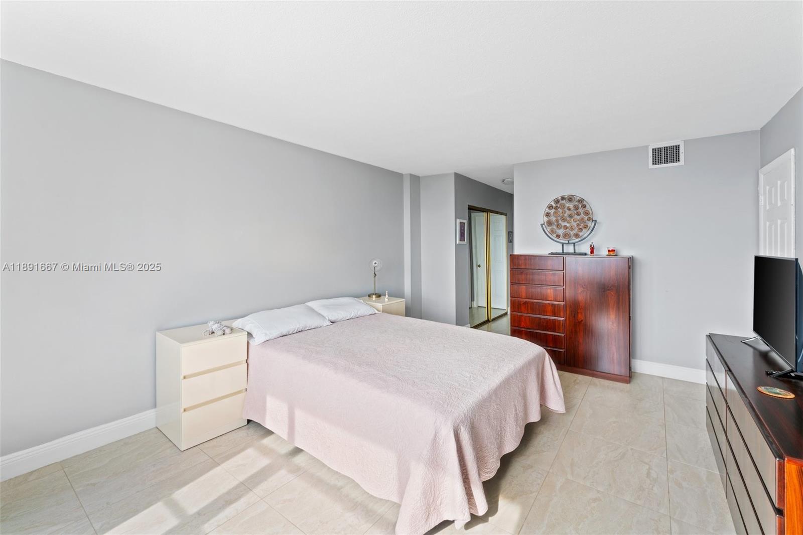 HALLMARK OF HOLLYWOOD CON - Residential