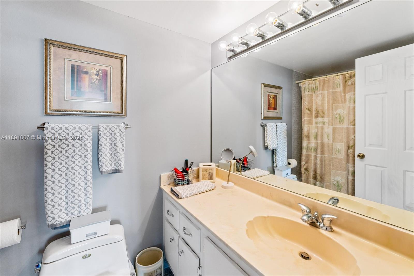 HALLMARK OF HOLLYWOOD CON - Residential