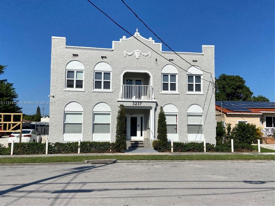 Freshly painted. Nicely updated unit and building near Coral Gables, Brickell, and Calle 8. In central Little Havana. Close to everything. Laundry facilities on premises. Off street parking, WIFI, and water included.