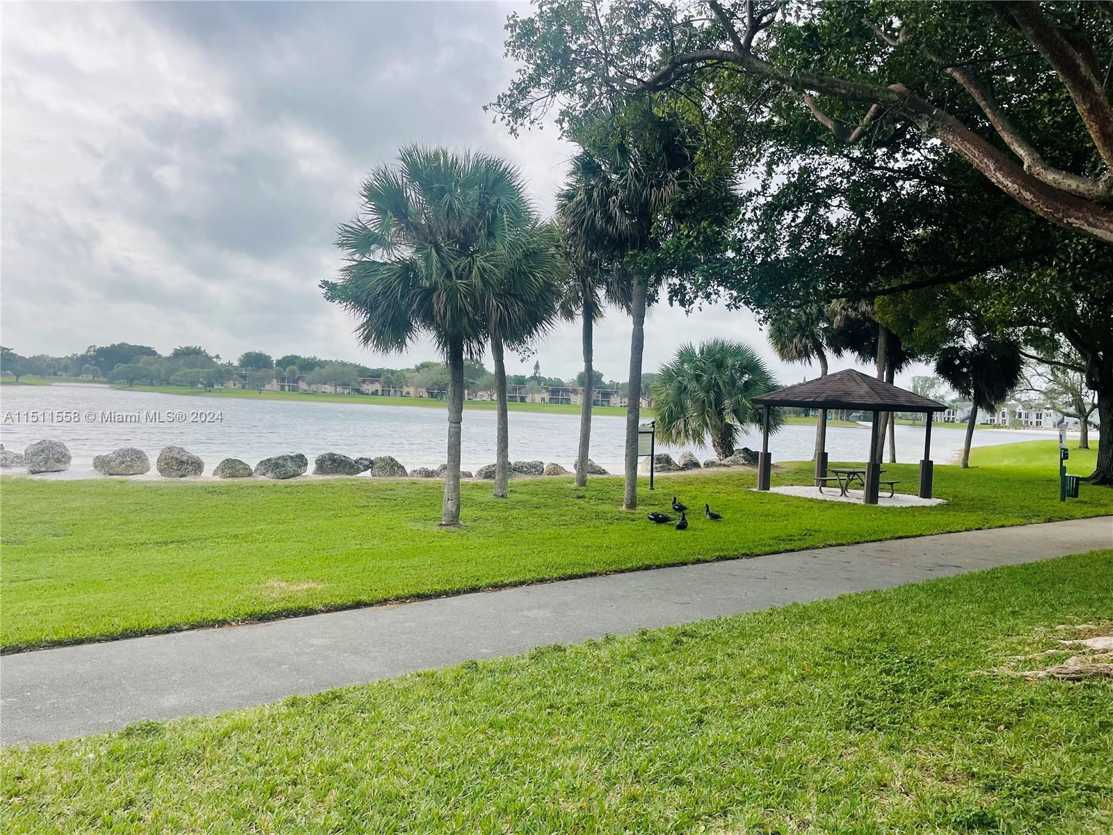 BEST LAKE VIEW IN THE HAMMOCKS...GROUND FLOOR APARTMENT WITH SCREENED BALCONY  AND EASY LAKE AND PARKS ACCESS...NICE LAYOUT ...FULL SIZE WASHER AND DRYER...WALKING CLOSET...ASSOCIATION CARRY RESERVES....ACCESS TO ALL HAMMOCKS AMENITIES...