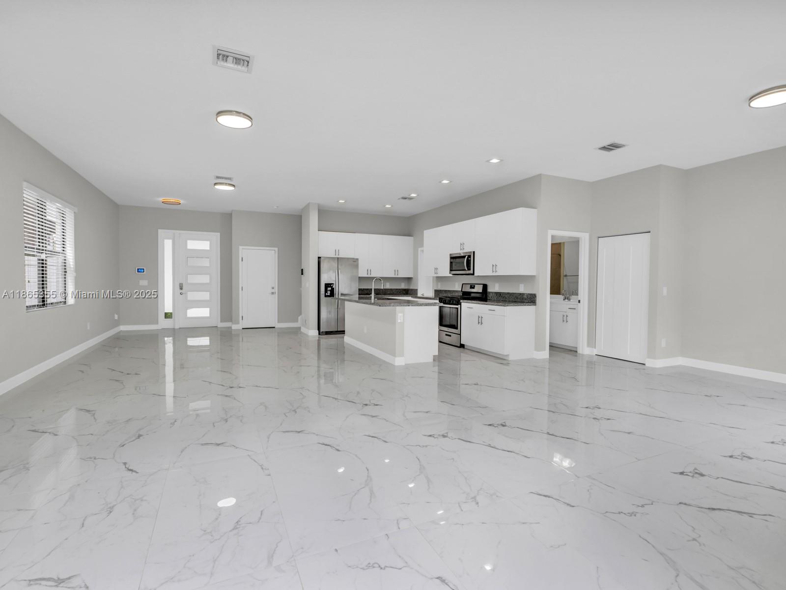 WHISPERING OAKS - Residential