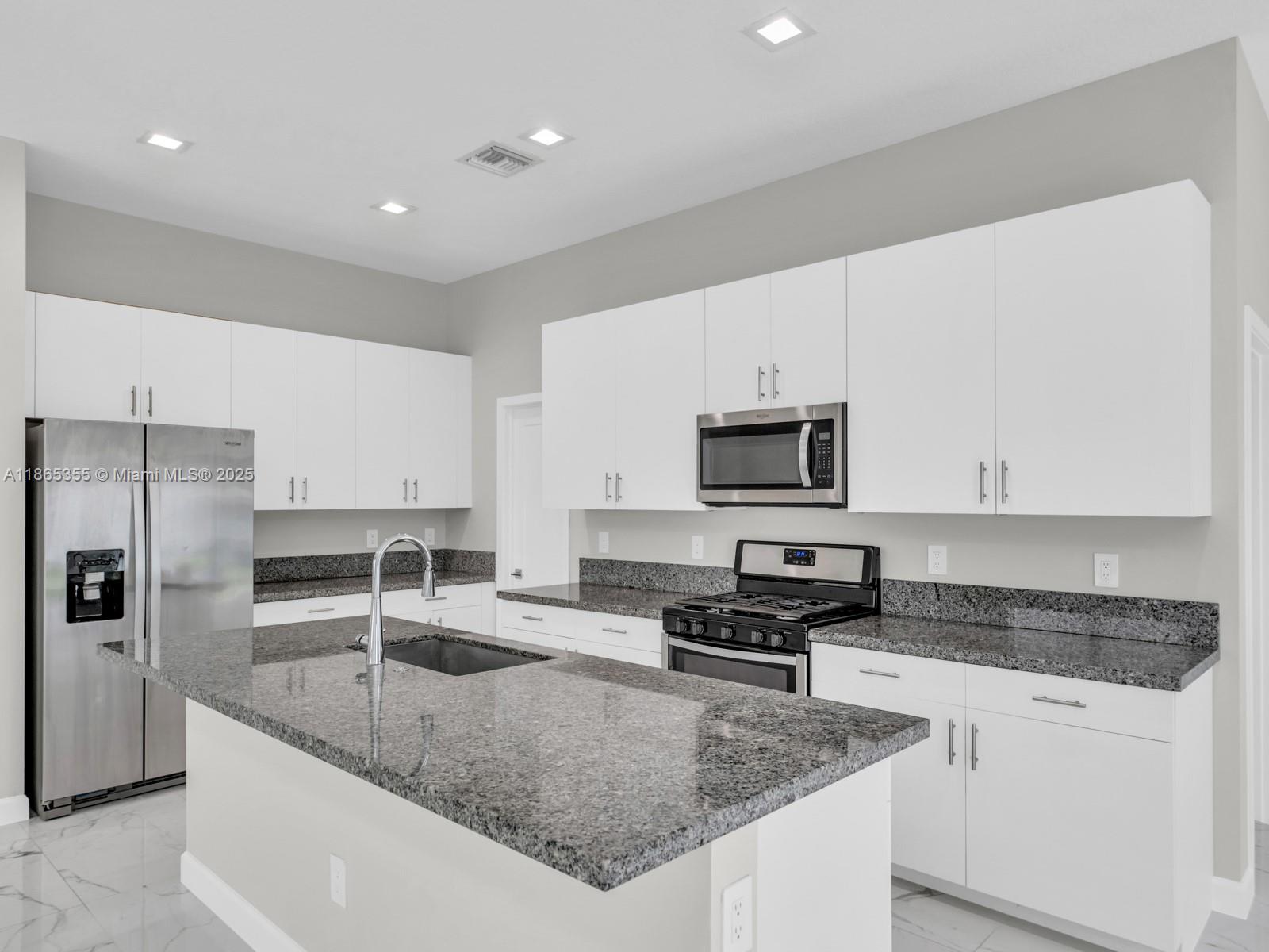 WHISPERING OAKS - Residential