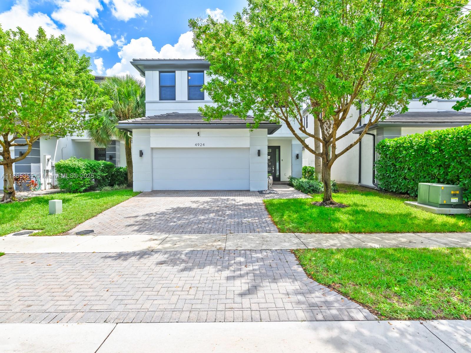 WHISPERING OAKS - Residential