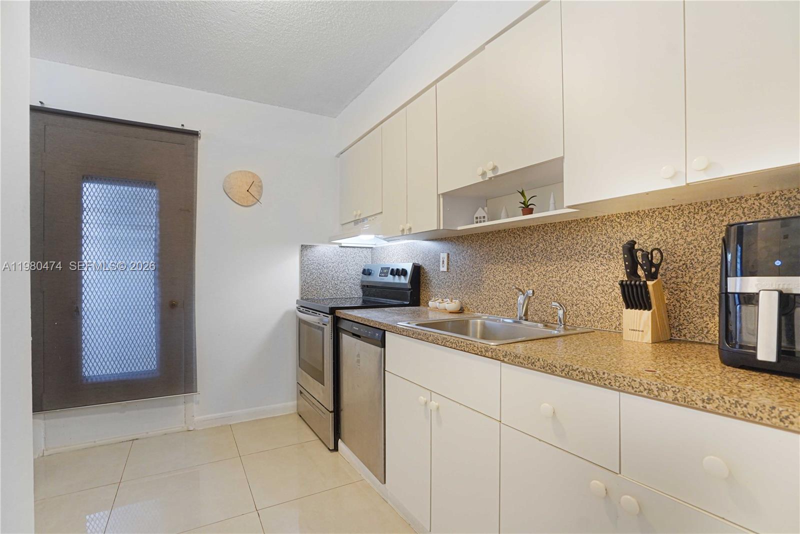 THE KNIGHTSBRIDGE CONDO - Residential