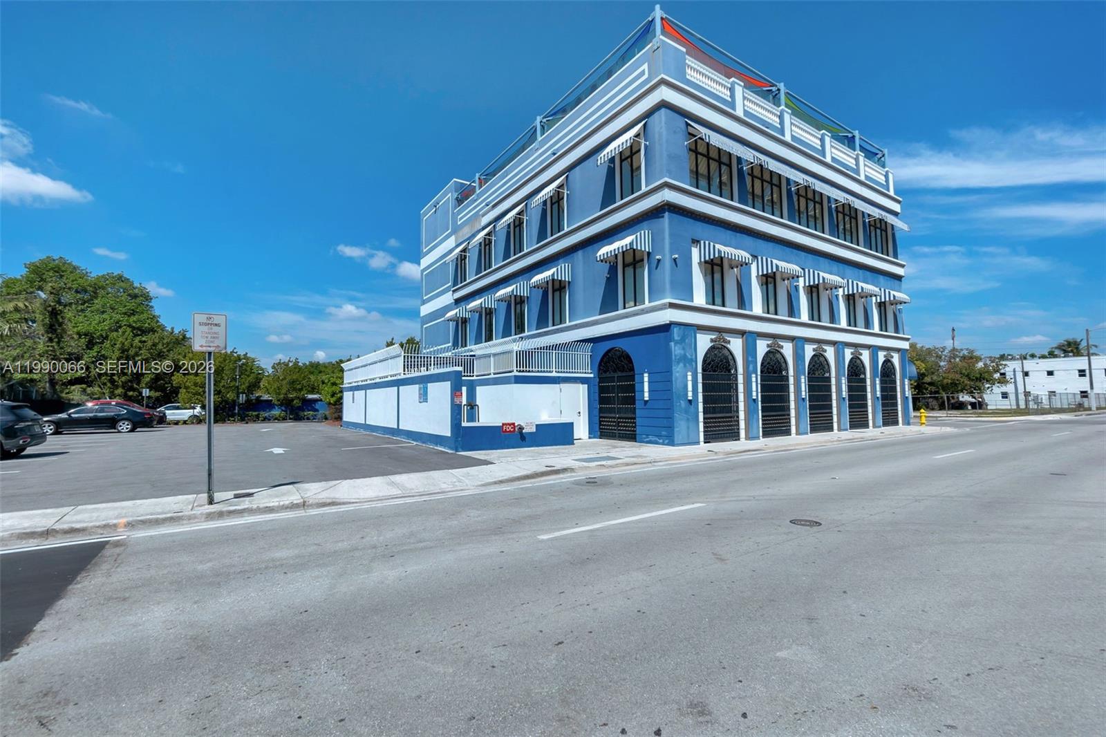 Main image without alt text