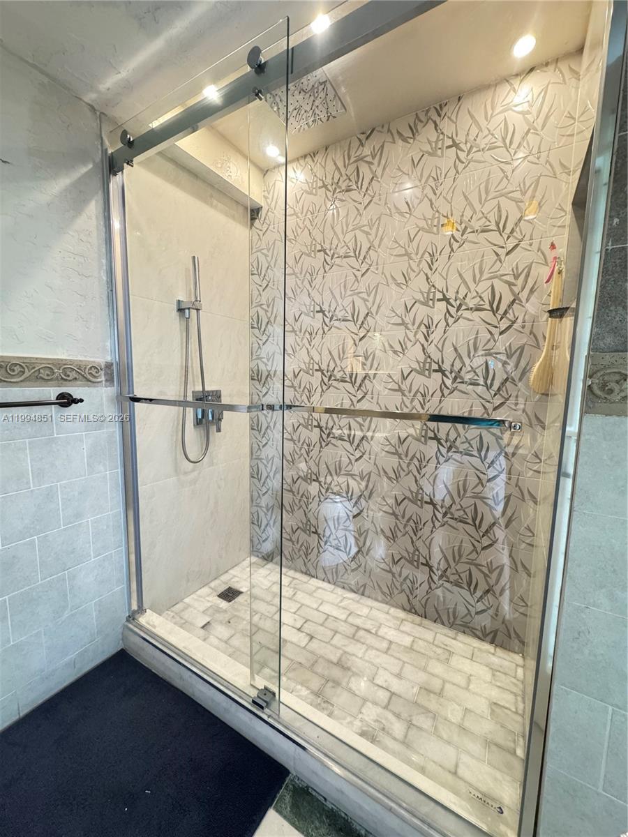 INTERNATIONAL TOWERS COND - Residential