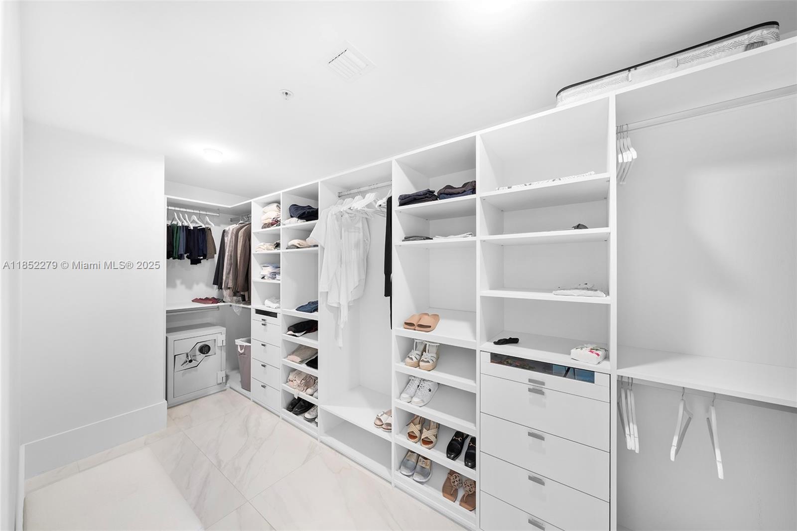 PARQUE TOWERS CONDO - Residential