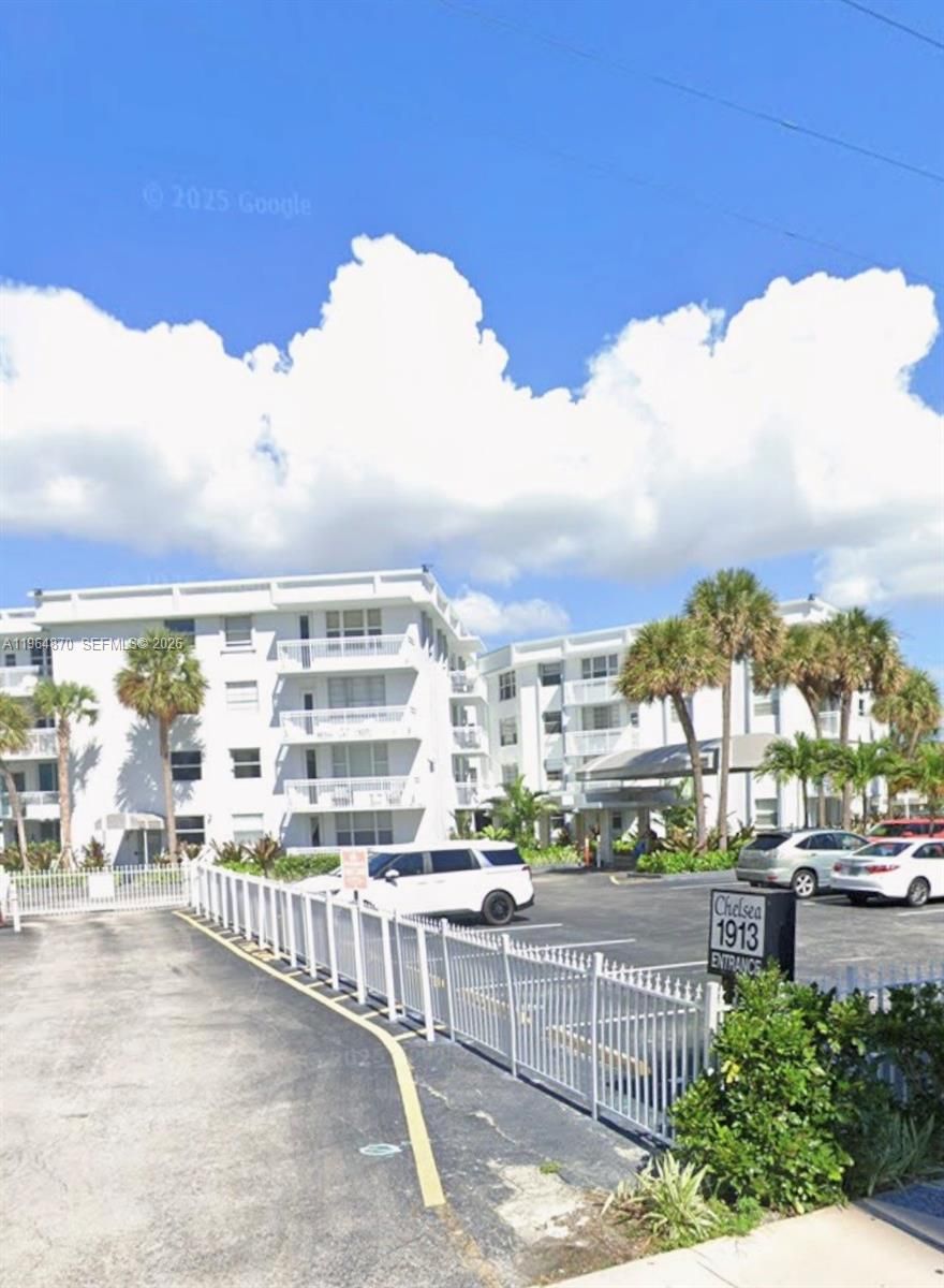 Amazing location located between the sea and the bay, just cross the street and you enjoy the beautiful beaches of Halladale Beach and if you go to the pool, you can enjoy the intercostal. Excellent and quiet community. The unit is rented until April 30, 2026.