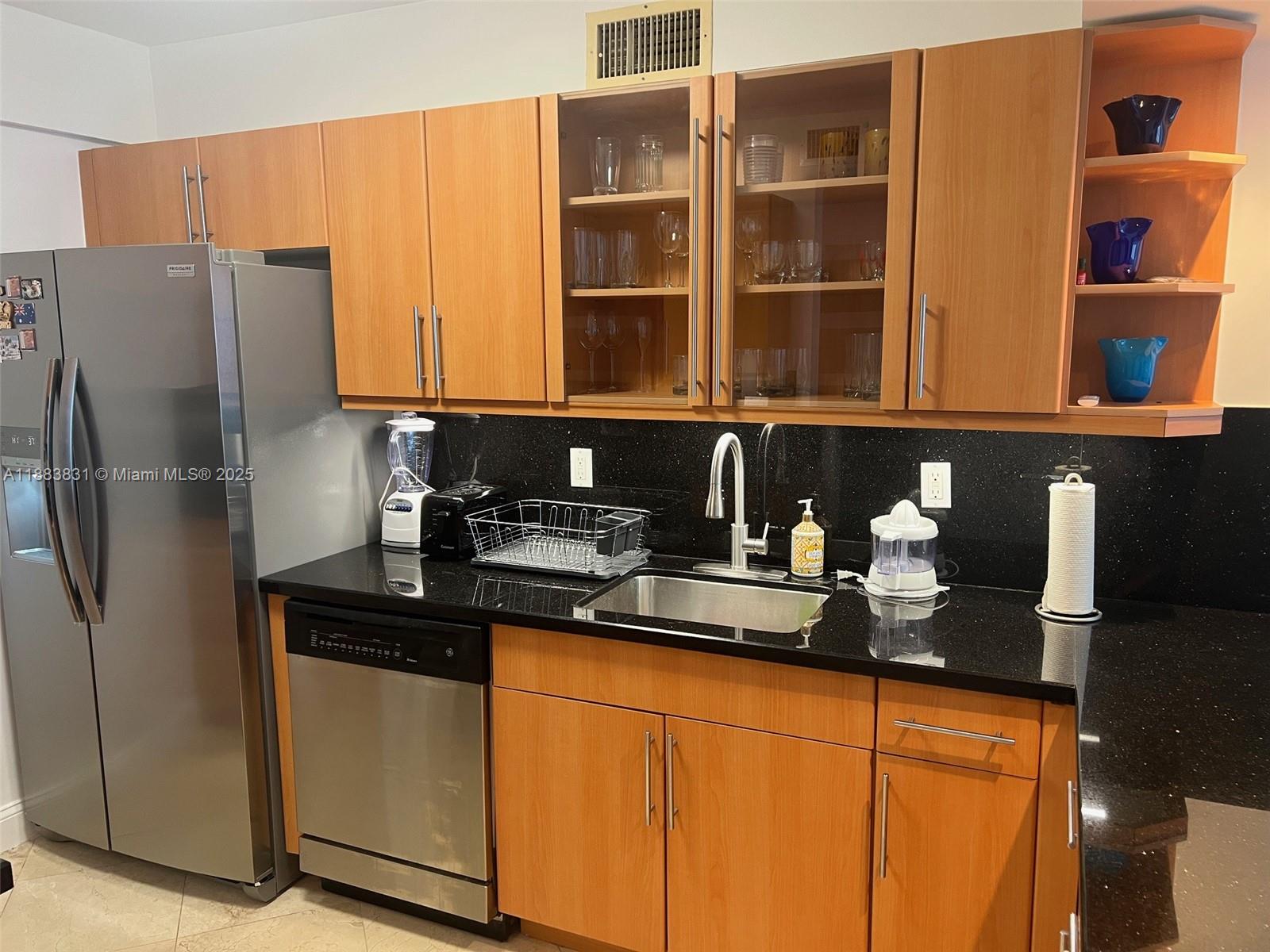 THE DECOPLAGE CONDO - Residential Lease