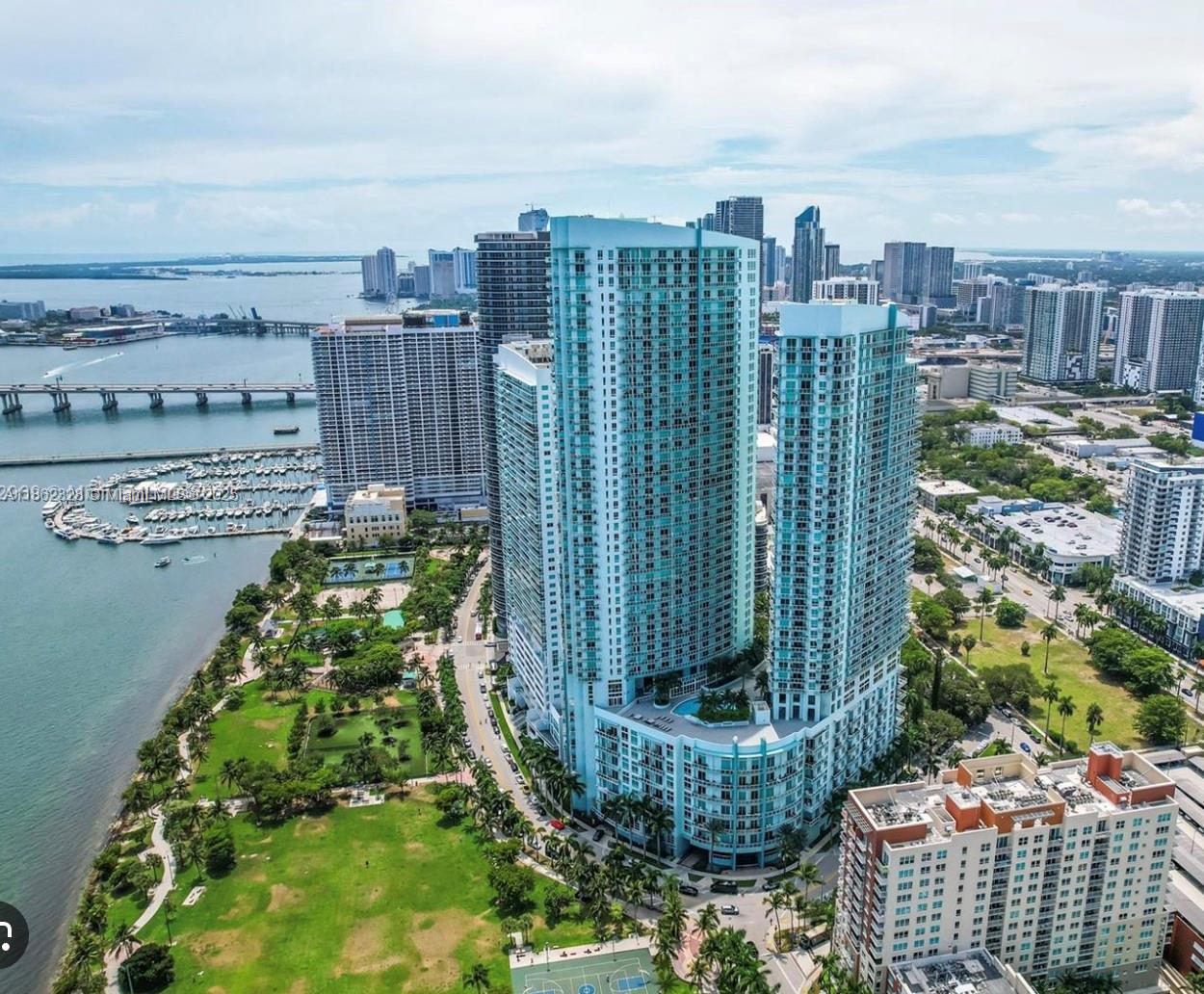 Beautiful spacious loft with high ceilings. Views of Biscayne Bays and Margaret Pace Park. Building amenities: 2 pools, library, media room, movie theatre, community rooms, valet and security 24 hours.