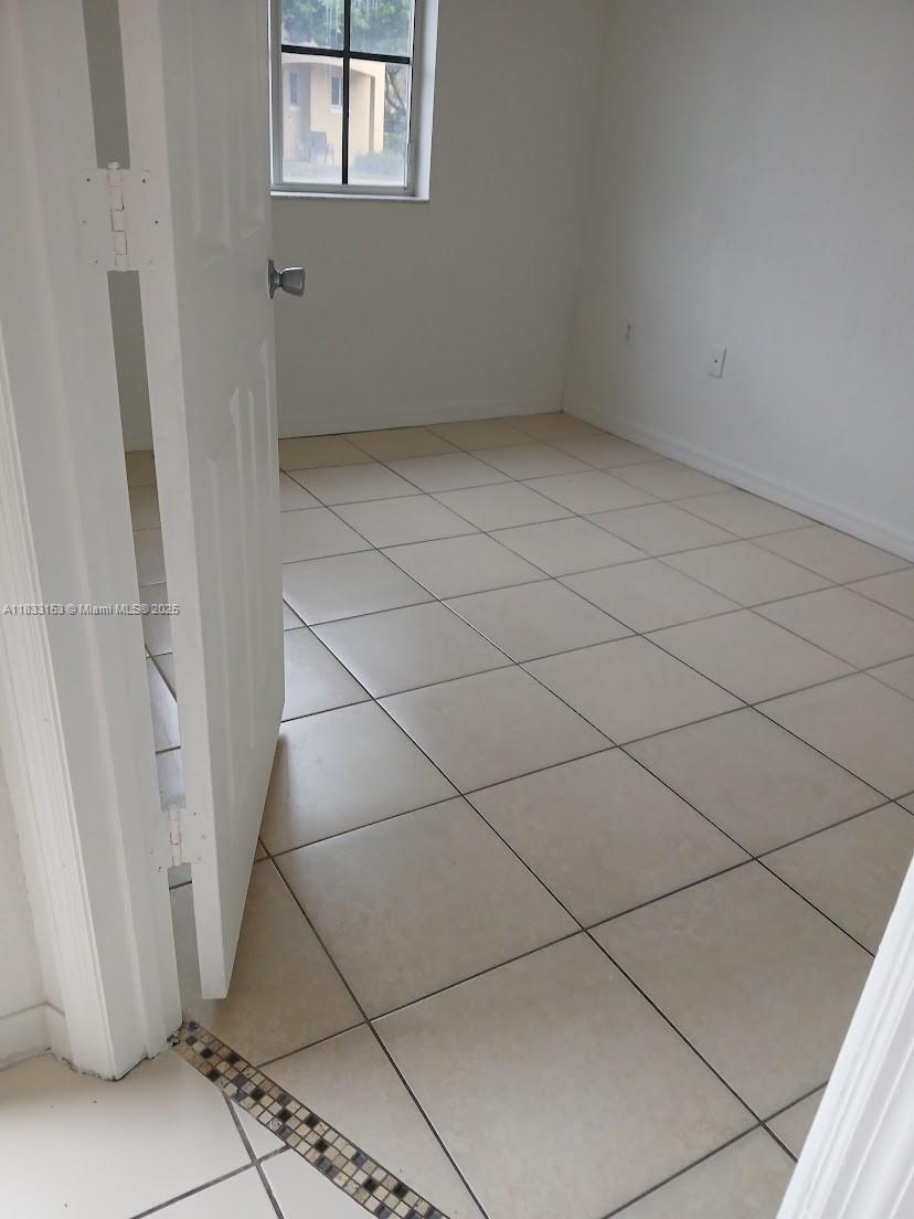 Beautiful townhouse with a DEN that may be use as a home office, or a guest bedroom's, DEN has its own bathroom. Plus 2 bedrooms and 2 full baths. Well maintained community, close to the beaches, and major highways. Close to shopping centers and malls. Community offers a nice gym and a great swimming pool. Playground for the kids as well
Brand new carpet and tile on first floor