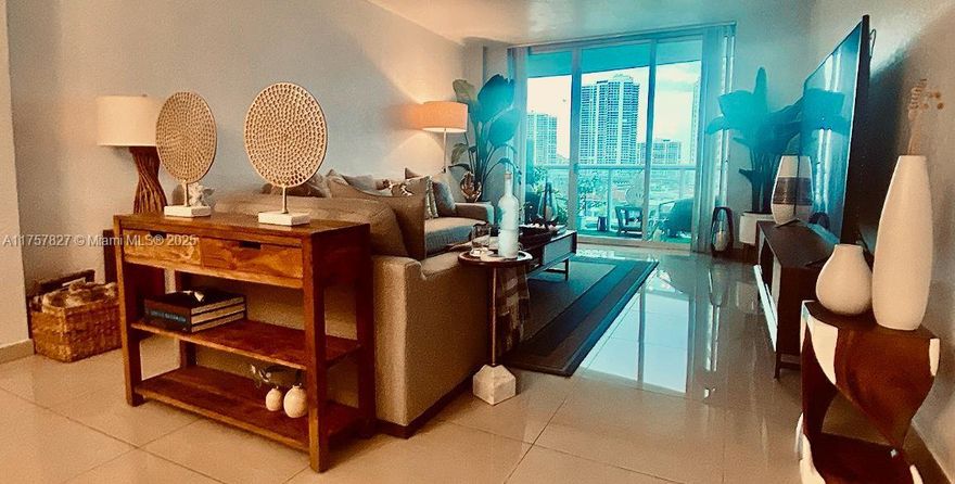 Beautiful apartment with a stunning view, perfect for yoga and meditation every morning in Sunny Isles, Close to a beautiful park and located on the second line, allowing you to enjoy the ocean every morning and night.Ready to be rented!