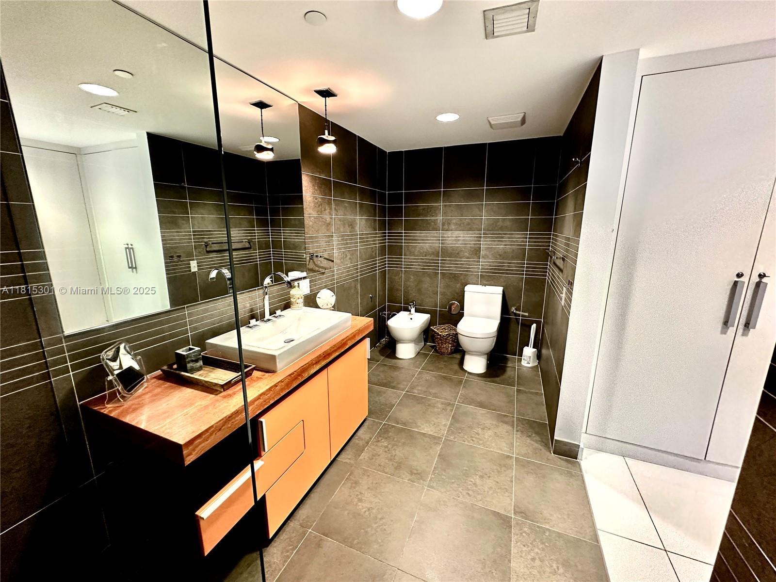 2155 Washington Ct 110