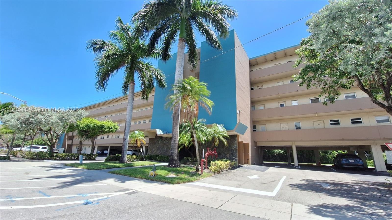 LIGHT AND BRIGHT 2 BED 2 BATH CORNER BEAUTY. CONTEMPORARY STYLING WITH WARM NEUTRAL COLORS. CAN BE UNFURNISHED OR TASTFULLY FURNISHED AS SEEN IN PHOTOS. LOCATED JUST STEPS TO ALL SHOPPING, DINING TRANSPORTATION AND CASINOS. WALK TO THE BEACH WITHIN MINUTES. LOCATED CONVENIENTLY BETWEEN FORT LAUDERDALE AND AVENTURA .