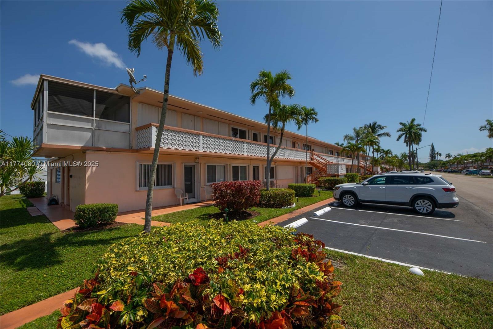 Property for Sale at 815 Sw 11th Ave 1G, Hallandale Beach, Broward County, Florida - Bedrooms: 2 
Bathrooms: 1  - $159,900