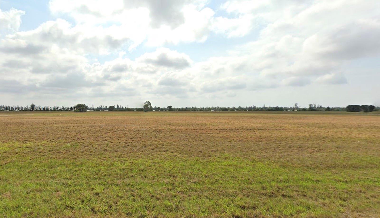 Build your DREAM HOME on this beautiful lot located in the EXCLUSIVE community ROTONDA MEADOWS, this is a PARADISE in Florida, close to the amazIng BEACHES, GOLF COURSES, MARINES and much more...Dont lose this opportunity!!!