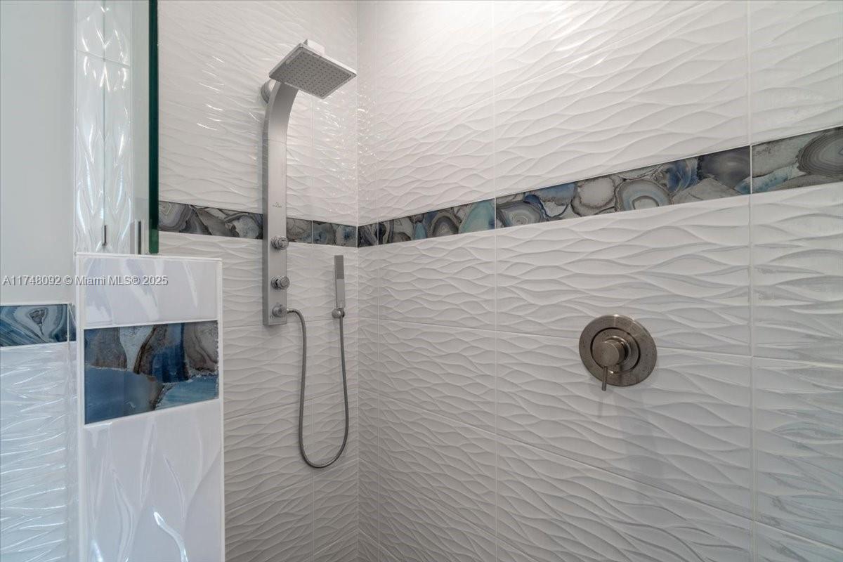 COCO PLUM BEACH - Residential