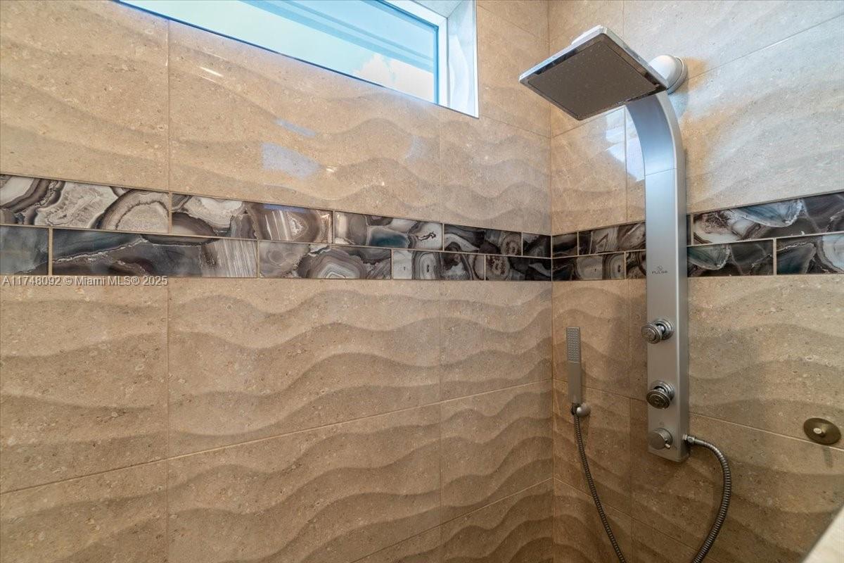 COCO PLUM BEACH - Residential