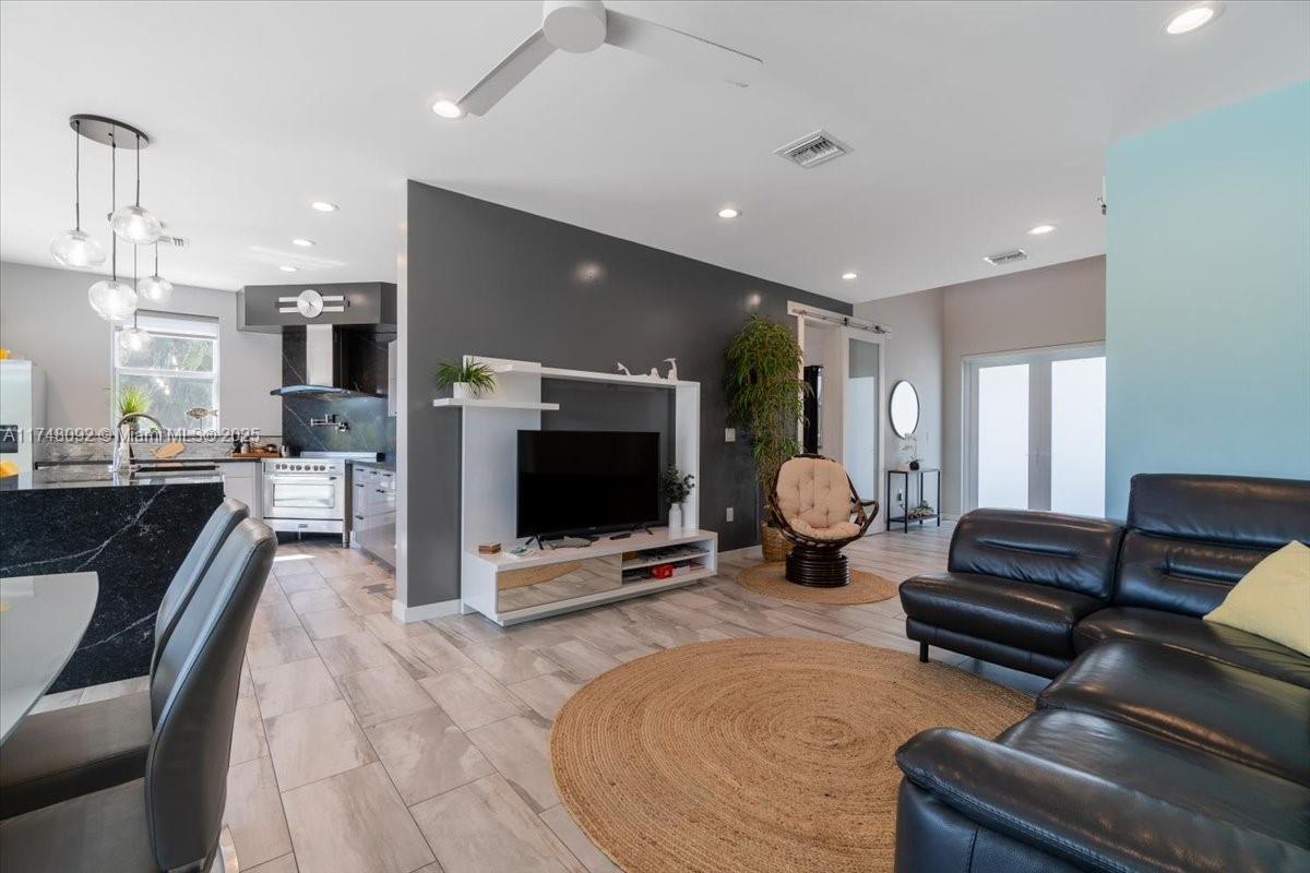 COCO PLUM BEACH - Residential