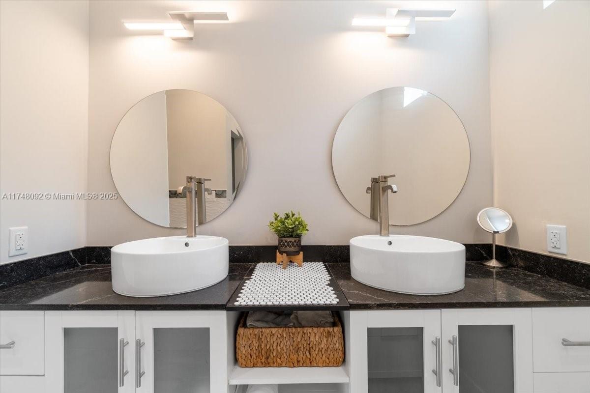 COCO PLUM BEACH - Residential