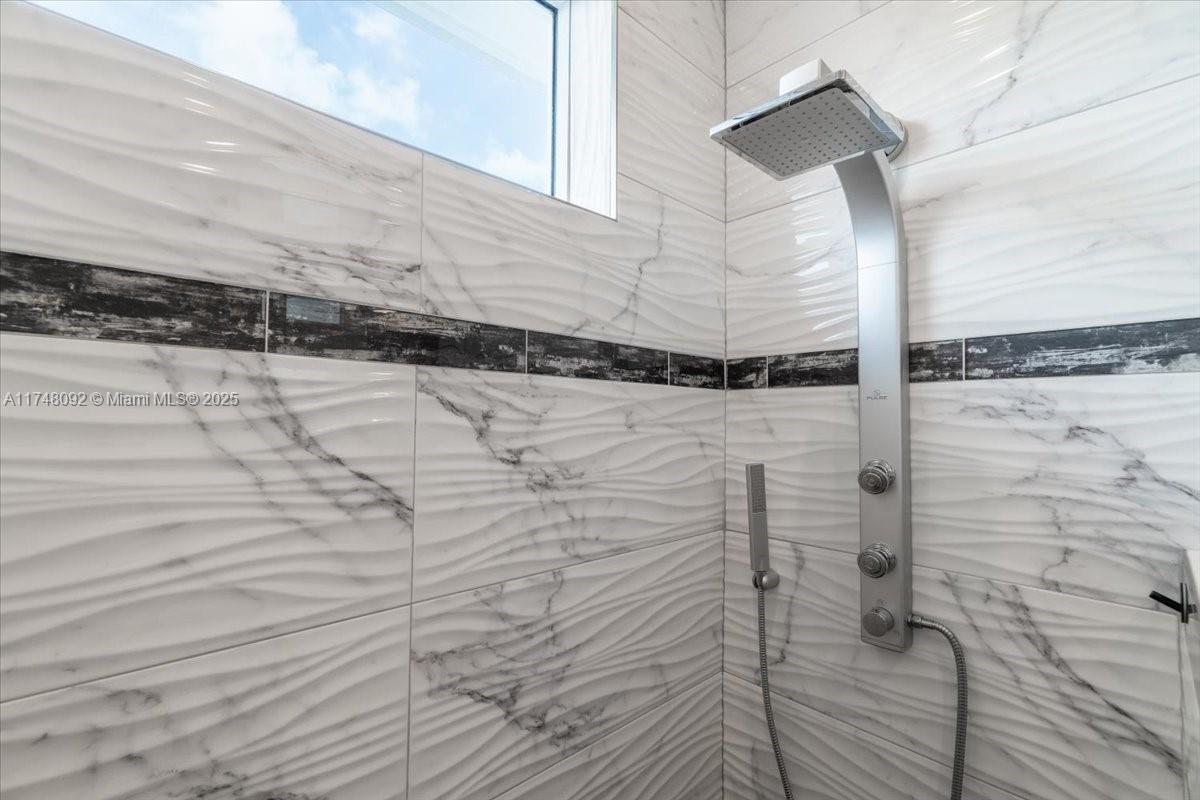 COCO PLUM BEACH - Residential