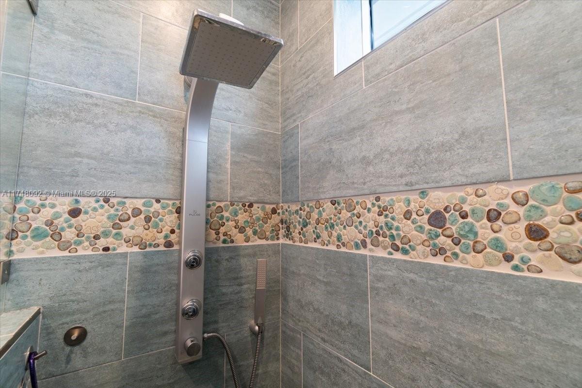 COCO PLUM BEACH - Residential