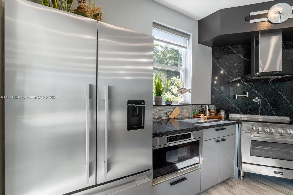 COCO PLUM BEACH - Residential