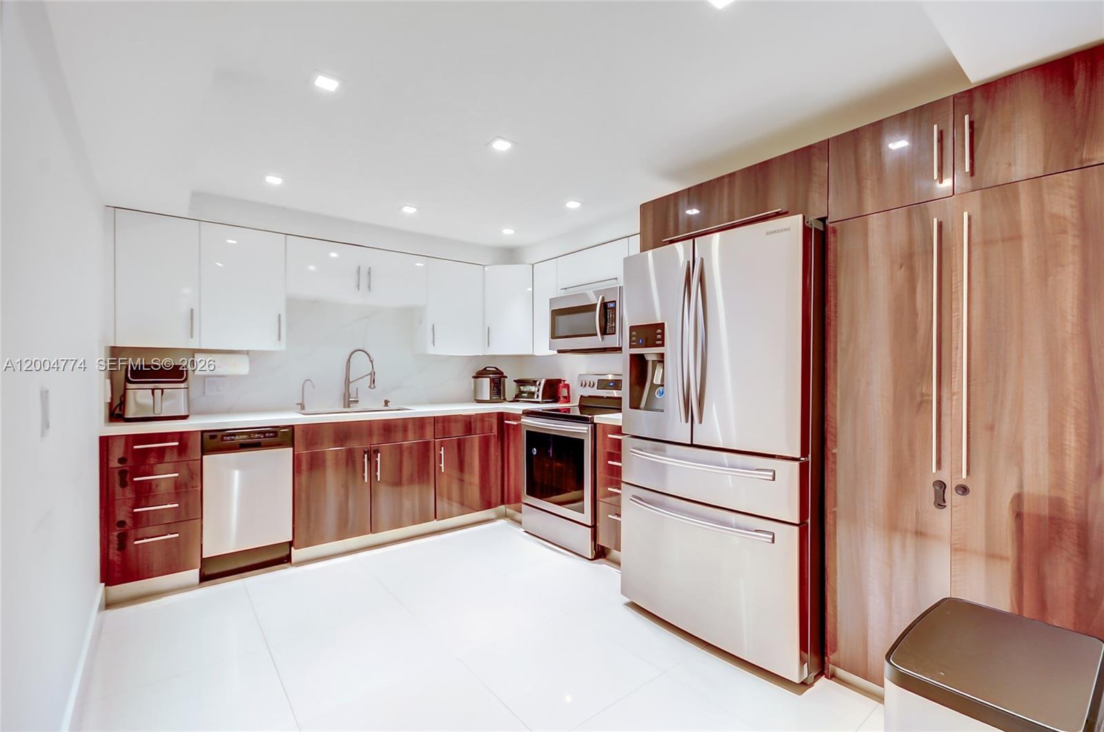 BLDG 5 OF COUNTRY CLUB AP - Residential