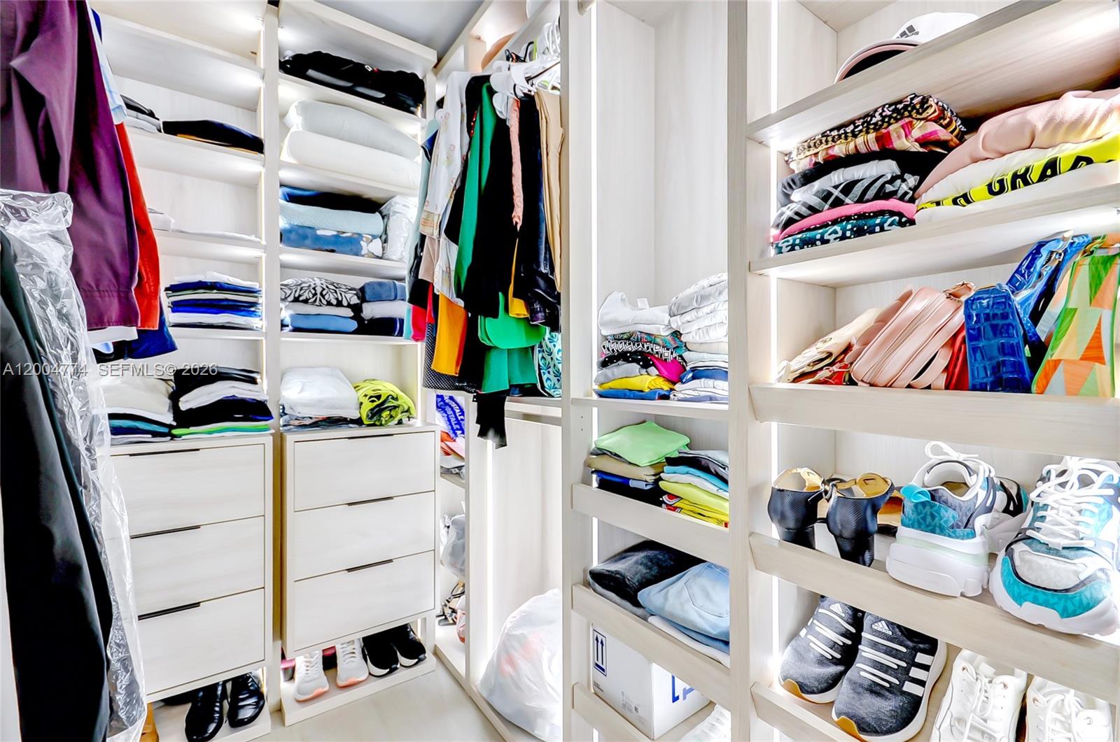 BLDG 5 OF COUNTRY CLUB AP - Residential