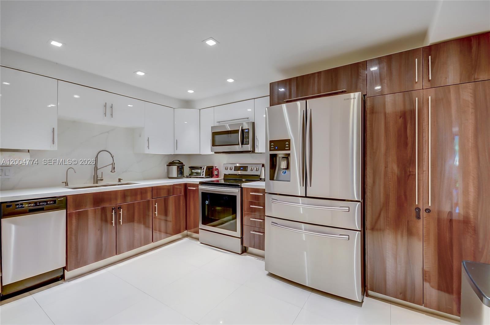 BLDG 5 OF COUNTRY CLUB AP - Residential