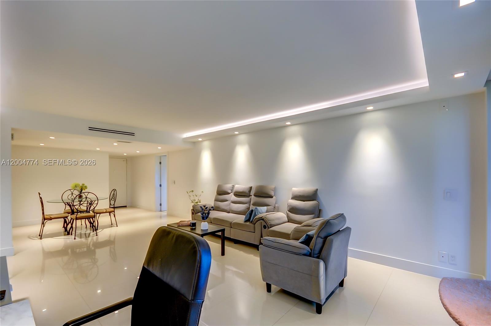 BLDG 5 OF COUNTRY CLUB AP - Residential