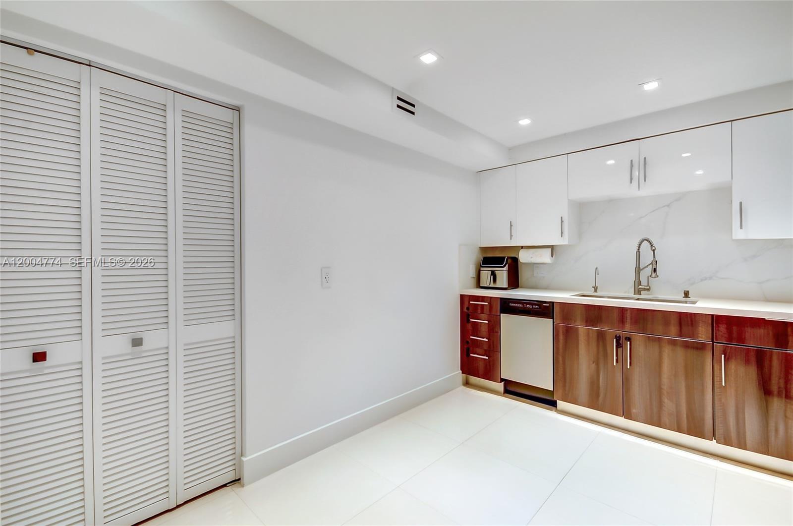 BLDG 5 OF COUNTRY CLUB AP - Residential