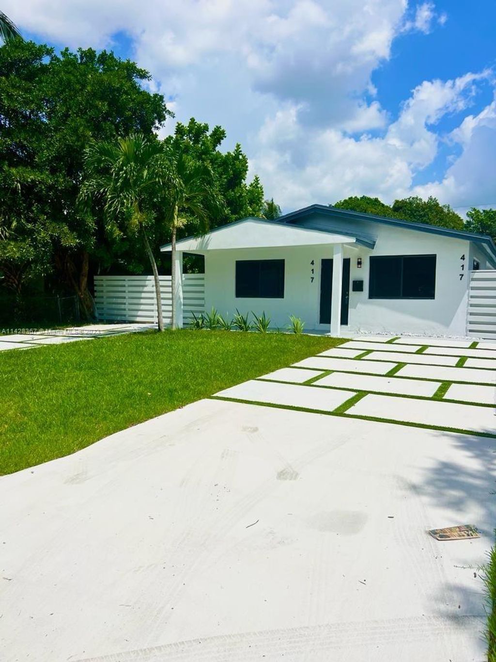 Photo of 417 SW 16th Ct, Fort Lauderdale, FL 33315 (MLS # A11428367)