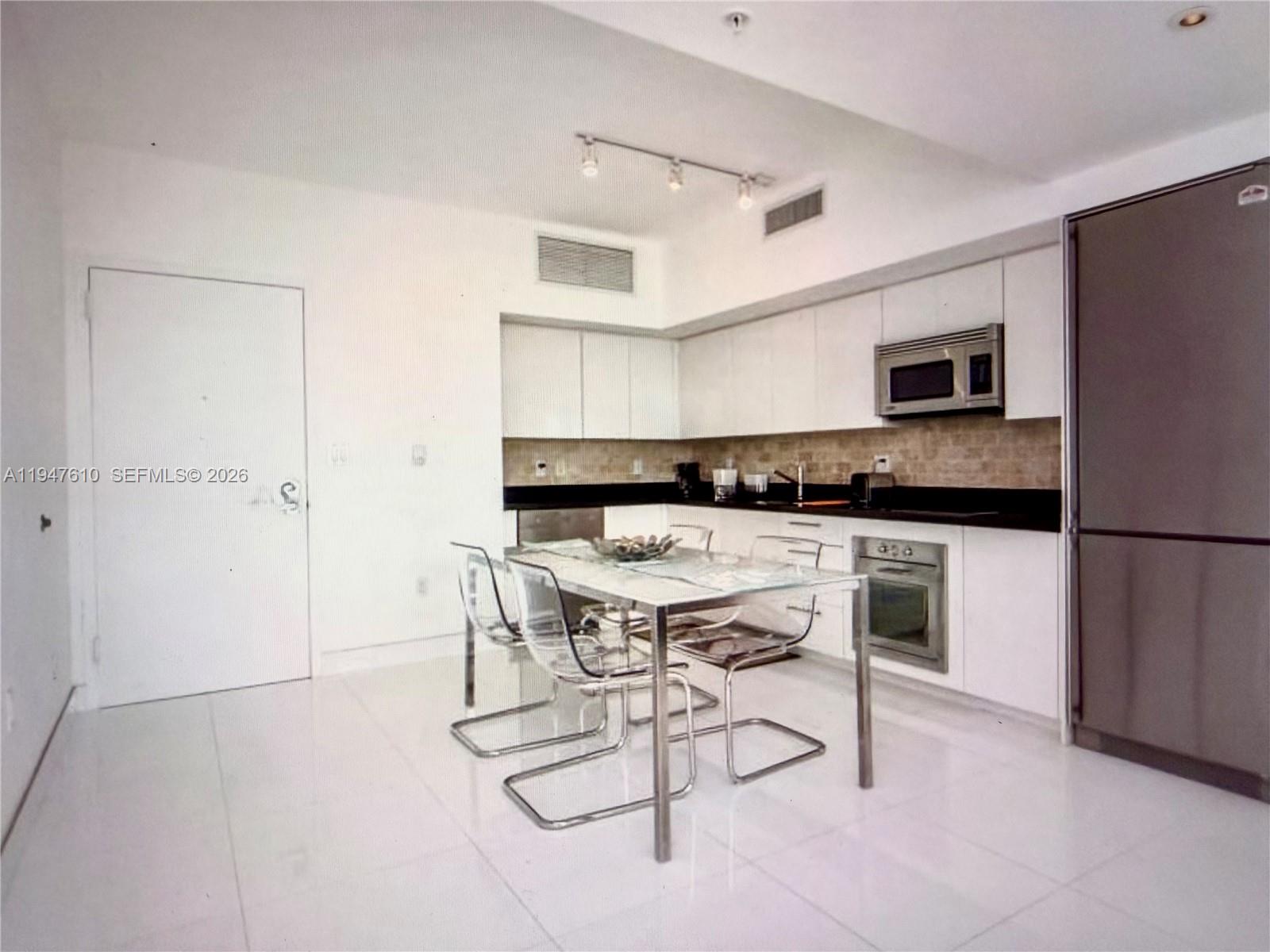 MINT CONDO - Residential