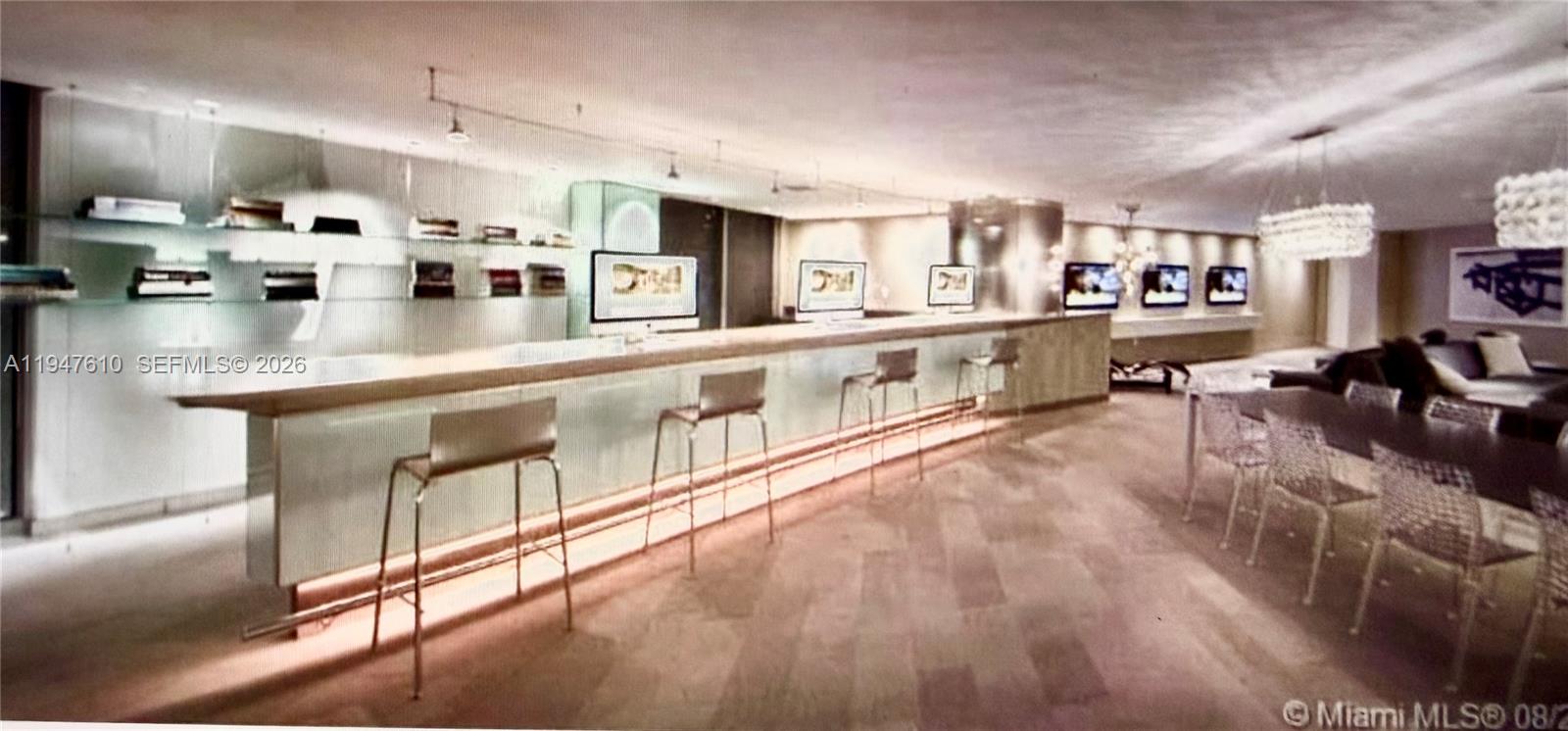 MINT CONDO - Residential