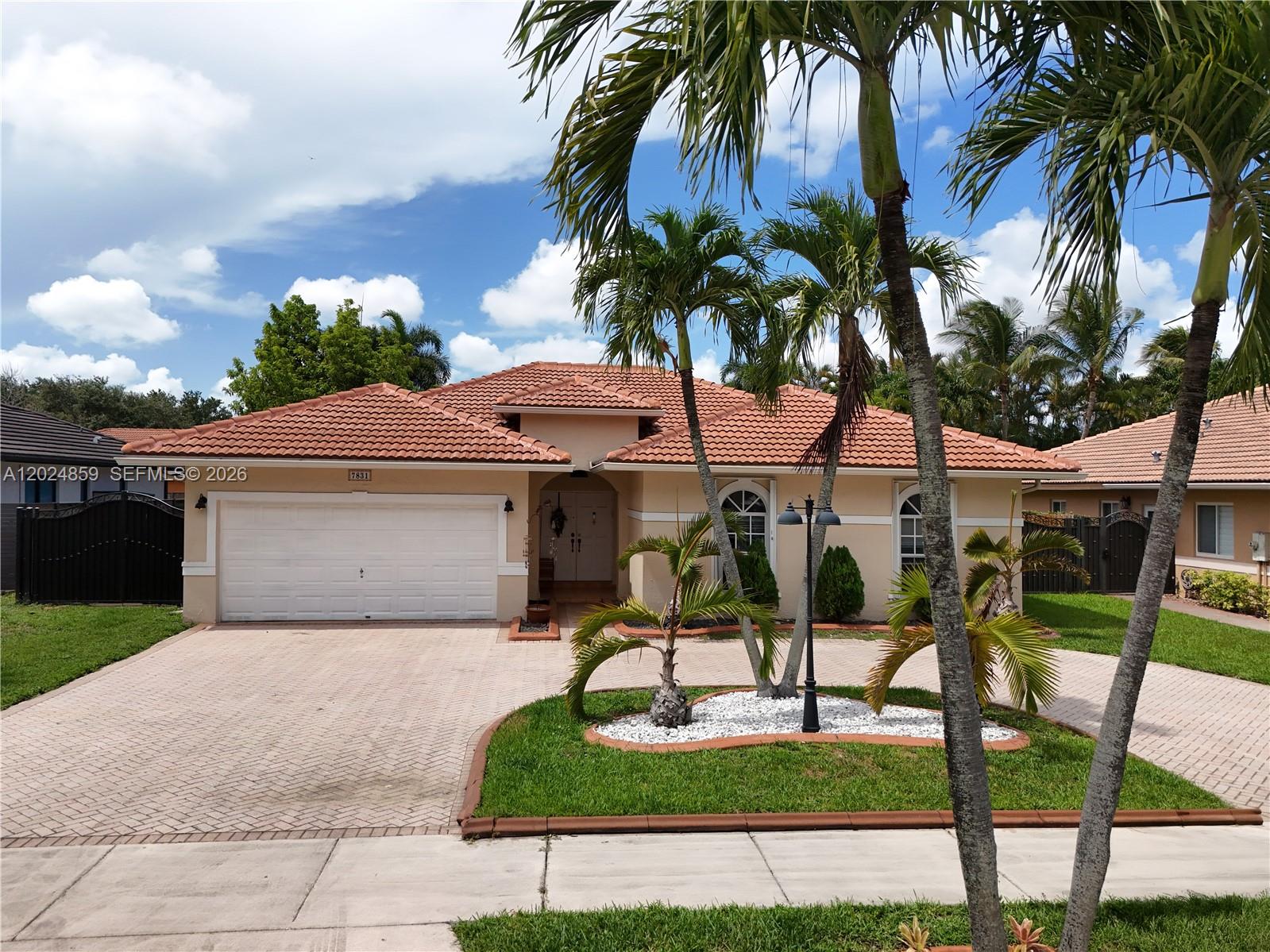 ROYAL LAKE ESTATES - Residential