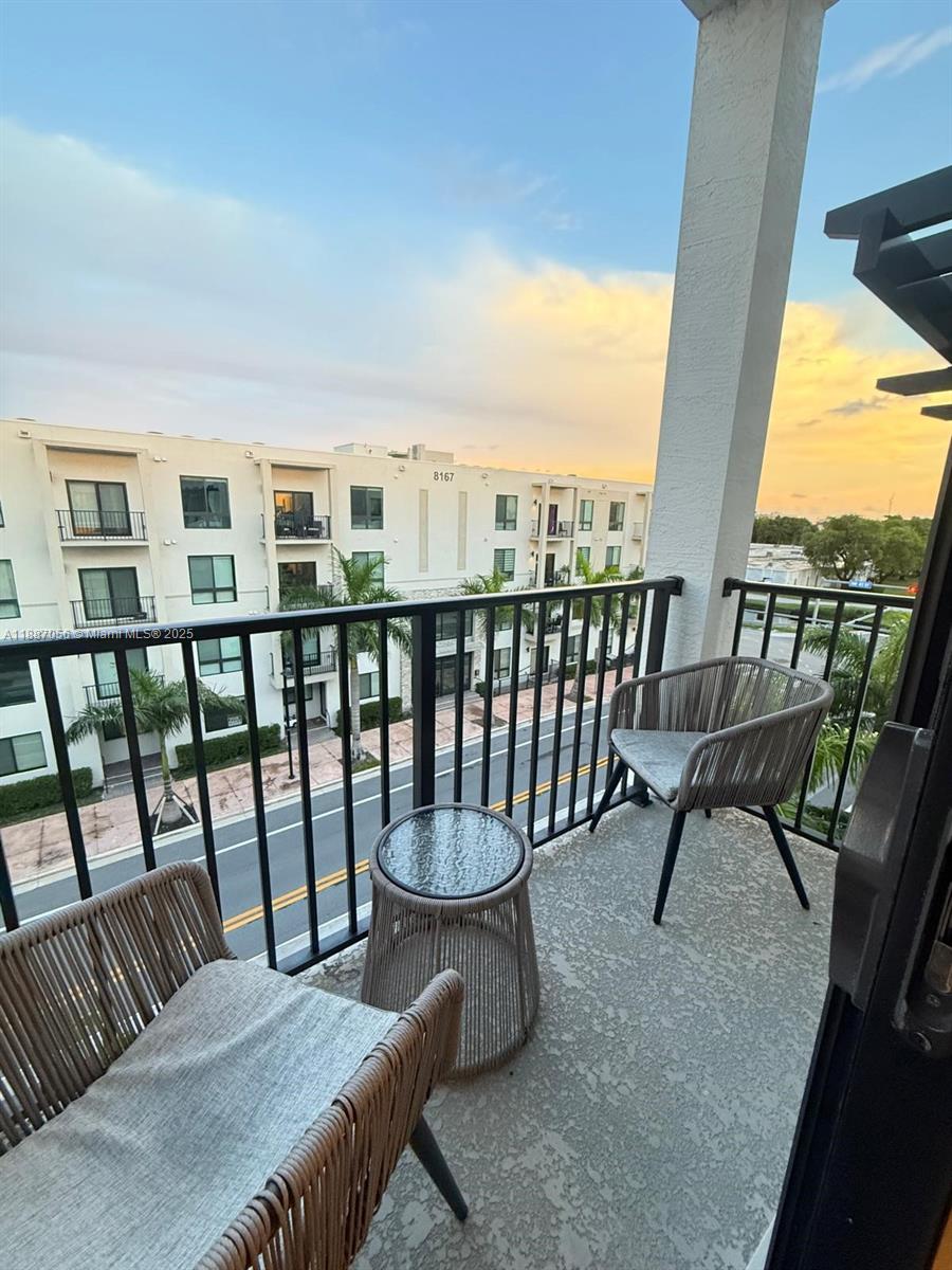 DOWNTOWN DORAL SOUTH PHAS - Residential